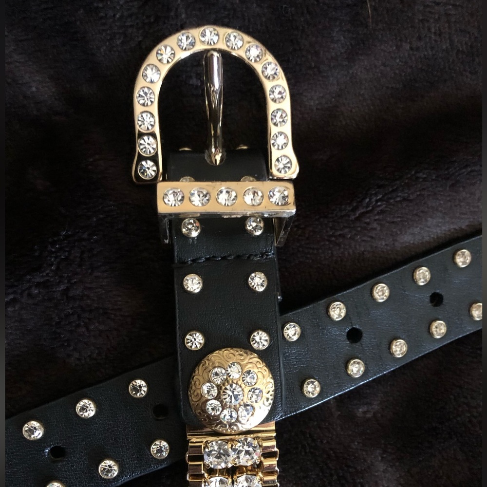 Christine Alexander Belt
Black leather w/gold chain & Swarovski crystals - Large